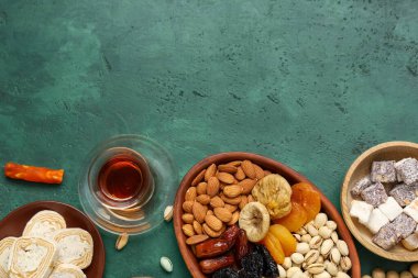 Ramazan için geleneksel Doğu tatlıları ve bir fincan çay içeren kompozisyon