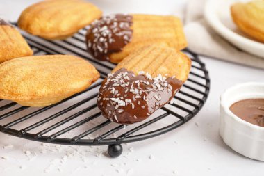 Lezzetli kurabiyelerden ve beyaz arka planda bir kase çikolatalı kremadan kurtul.