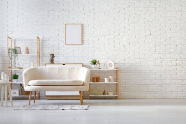 Beyaz kanepesi ve rafları olan modern bir oturma odası.