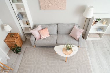 Oturma odasında masası olan şık bir kanepe. Üst görünüm