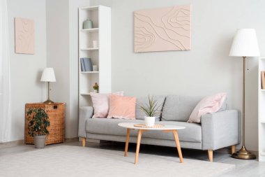 Yumuşak kanepesi ve sehpası olan şık bir oturma odası.