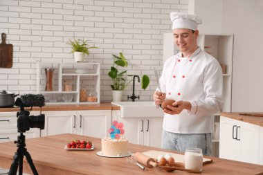 Mutfakta hindistan cevizi pişirme videosu olan erkek aşçı.