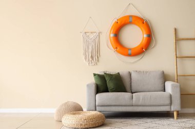 Sıcak kanepe, merdiven, can simidi yüzüğü ve puflar oturma odasında.