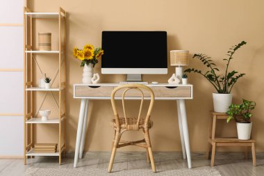 İş yeri, raf ünitesi ve fabrikalarla birlikte ofis içi