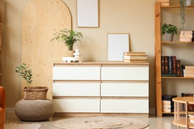 Çekmeceler ve raflar. İçi kitaplarla dolu.