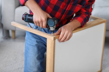 Evinde eğitim masası olan genç adam, yakın plan.