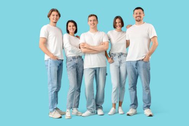 Mavi arka planda kot giyen bir grup genç.