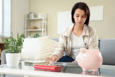 Evdeki üzgün genç kadın.