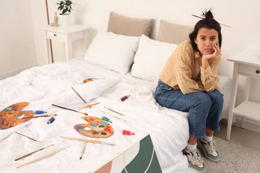 Üzgün kadın ressam yatak odasında yaratıcı engellerden muzdarip.