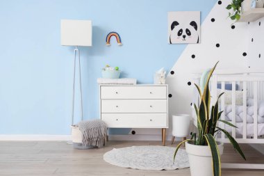 Modern bebek odasının iç dekorasyonu. Çekmeceleri ve yatağı var.