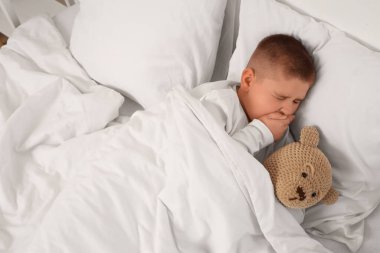 Hasta küçük çocuk yatakta.