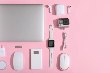 Pembe arkaplandaki modern aygıtlar kümesi, üst görünüm