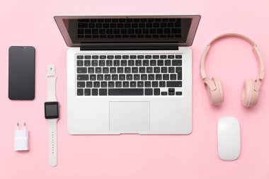 Pembe arkaplandaki modern aygıtlar kümesi, üst görünüm