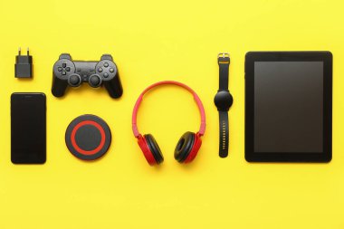 Sarı arkaplandaki modern aygıtlar kümesi, üst görünüm