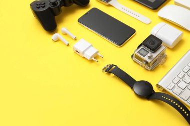 Sarı arkaplanda birçok modern aygıt