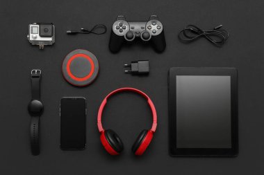 Siyah arkaplandaki modern aygıtlar kümesi, üst görünüm