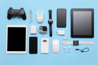 Mavi arkaplandaki modern aygıtlar kümesi, üst görünüm