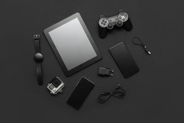 Siyah arkaplandaki modern aygıtlar kümesi, üst görünüm