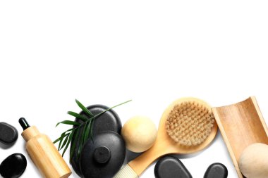 Beyaz arka planda spa aksesuarları ve bir şişe serum olan kompozisyon