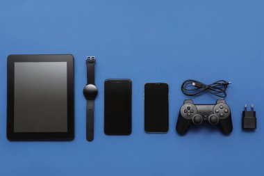 Mavi arka planda farklı modern aygıtlara sahip kompozisyon