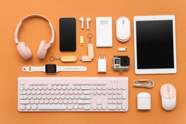 Renk arkaplan üzerinde çeşitli modern aygıtlara sahip kompozisyon