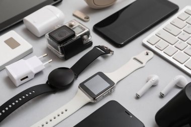 Gri arkaplanda çeşitli modern aygıtlara sahip kompozisyon