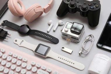 Gri arka planda çeşitli modern cihazlara sahip kompozisyon