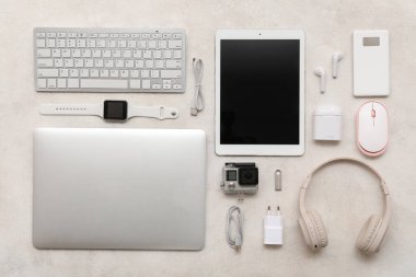 Hafif arkaplanda çeşitli aygıtlara sahip kompozisyon