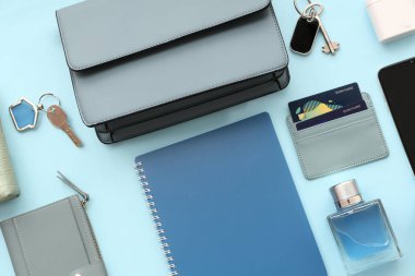 Renkli arka planda şık kadın aksesuarları, defter ve kredi kartları olan kompozisyon