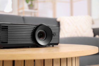 Modern projektör sehpanın üzerinde şık bir oturma odasında, yakın plan.