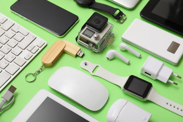 Многие современные устройства на зеленом фоне