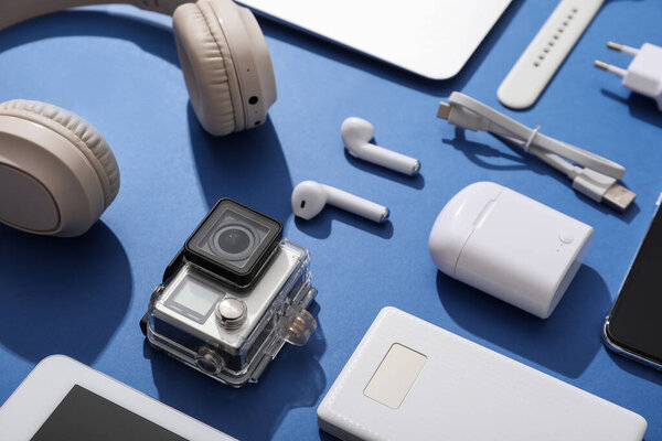 Композиция с современными гаджетами на синем фоне