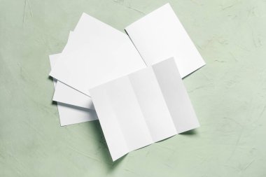 Yeşil arkaplan üzerine boş broşürler