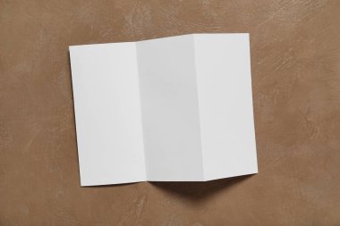 Kahverengi arkaplan üzerine boş broşür