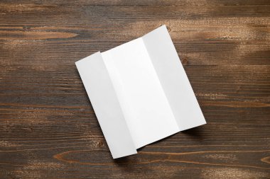 Ahşap arka planda boş broşür