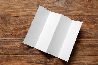 Ahşap arka planda boş broşür