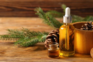 Ahşap zemin üzerinde kozalaklı kozalaklı yağlar.