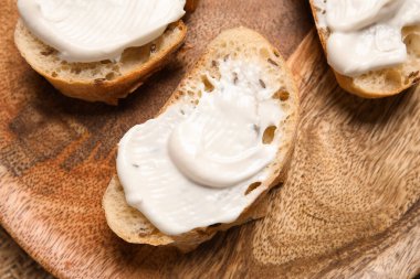 Ahşap tabakta işlenmiş peynirli lezzetli bruschetta, yakın plan.