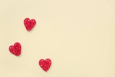 Bej arka planda kalp şeklinde dekorasyonlar. Sevgililer Günü kutlaması