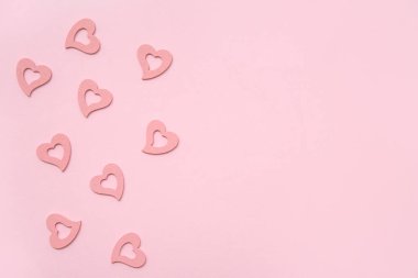 Pembe arka planda kalp şeklinde dekorasyonlar. Sevgililer Günü kutlaması