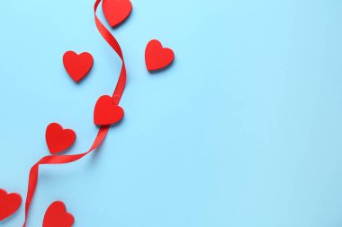Mavi arka planda kırmızı kalpleri olan kurdele. Sevgililer Günü kutlaması
