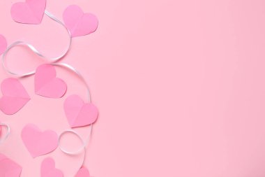 Pembe arka planda kağıt kalpli kurdele. Sevgililer Günü kutlaması