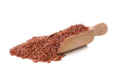 Beyaz arka plan üzerinde ham kahverengi pirinç ile ahşap kepçe