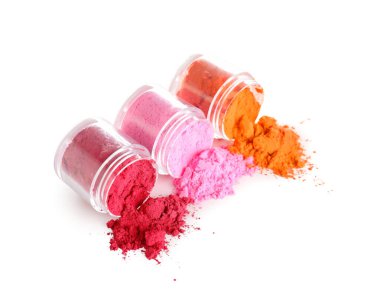 Farklı renklerde toz pigmentleri olan kavanozlar beyaz arkaplanda izole edildi