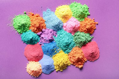 Menekşe arkaplanda toz pigmentleri yığını