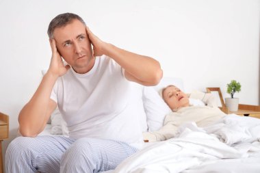 Olgun bir adam, karısının yatak odasında horlaması yüzünden uyuyamaz.