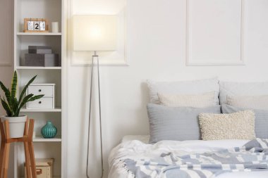 Şık lamba yatak odasının içi rahat yatak odası ve parlayan standart lamba.