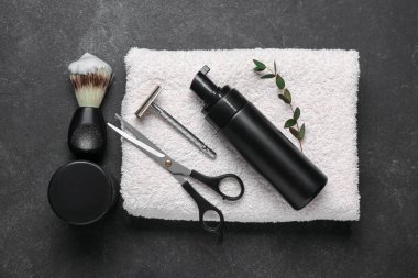 Koyu arkaplanda erkek traş aksesuarları var.