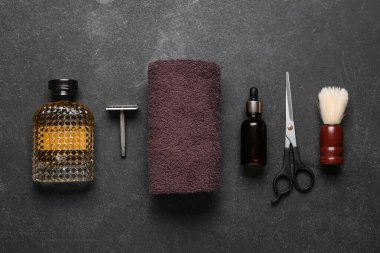 Koyu arkaplanda erkek traş aksesuarları var.