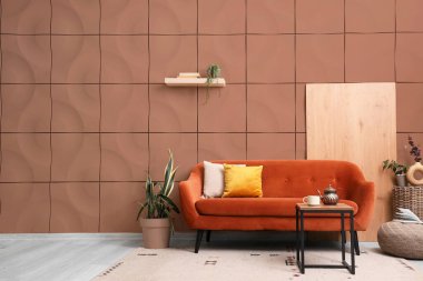 Kanepesi, masası ve bitkileri olan şık bir oturma odası.